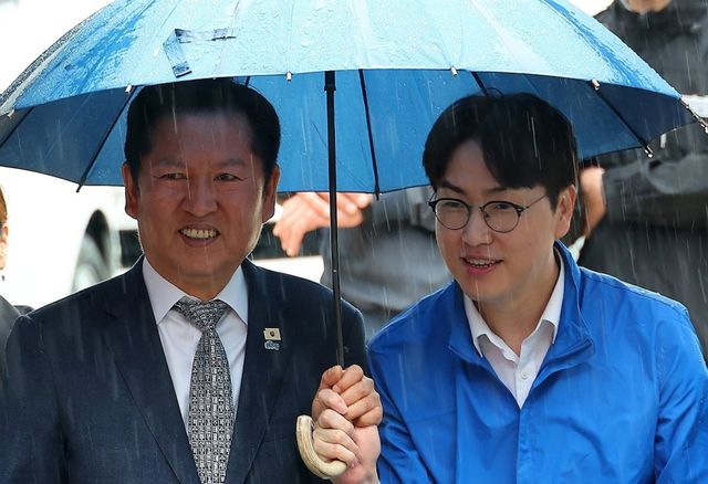 더불어민주당 정청래 대표, 하정우 부산 북구 갑 국회의원 보궐선거 후보. 연합뉴스