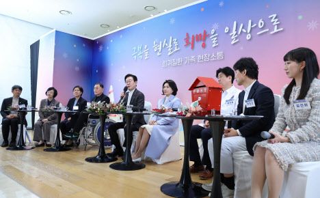 이재명 대통령과 김혜경 여사가 지난해 12월 24일 서울 서대문구 신촌세브란스 연세암병원 중입자치료센터에서 희귀질환 환우·가족과 간담회를 하고 있다. 연합뉴스