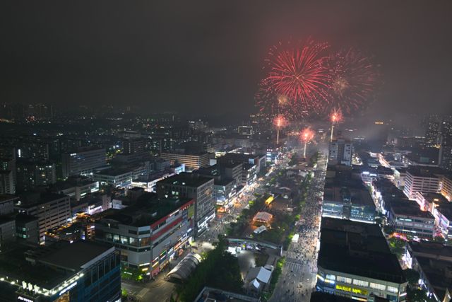 제22회 안산국제거리극축제가 3일 동안 도심을 채운 거리 예술로 성황리에 마무리 됐다. 사진은 3일 열린 불꽃놀이 장면. 안산시 제공