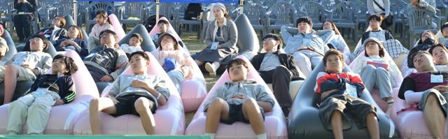 4일 오후 연천군 전곡리 선사유적지에서 열린 구석기축제 불멍대회에서 참가자들이 대형 스크린 속 장작불을 바라보며 휴식을 취하고 있다.조주현기자