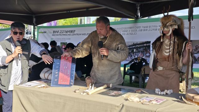 독일 벨초우 고고기술박물관 로버트 관장이 최근 독일에서 발견한 샤먼 여인의 무덤 속 유물에 관해 설명하고 있다. 옆에 자리한 연구진은 여인의 무덤에서 발견된 유물을 재현해 착용했다. 이나경기자