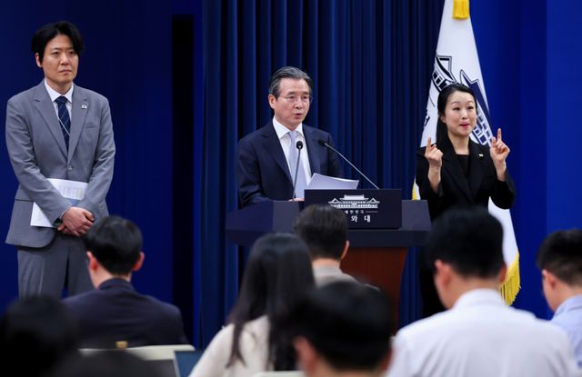 김용범 정책실장이 청와대 춘추관에서 이날 열린 이재명 대통령과 데미스 허사비스 구글 딥마인드 최고경영자(CEO) 면담 관련 브리핑을 하고 있다. 연합뉴스
