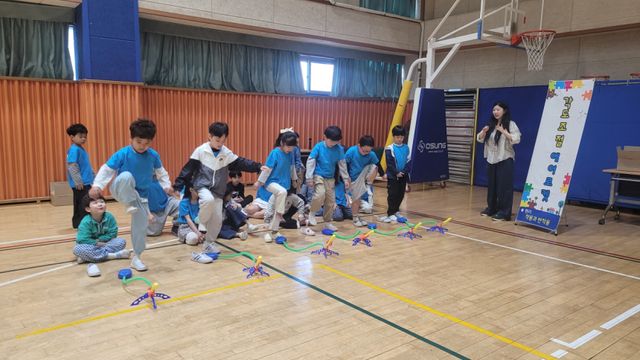 김포호수초등학교 학생들이 각도 조절 에어로켓 실험을 하고 있다. 김포교육지원청 제공