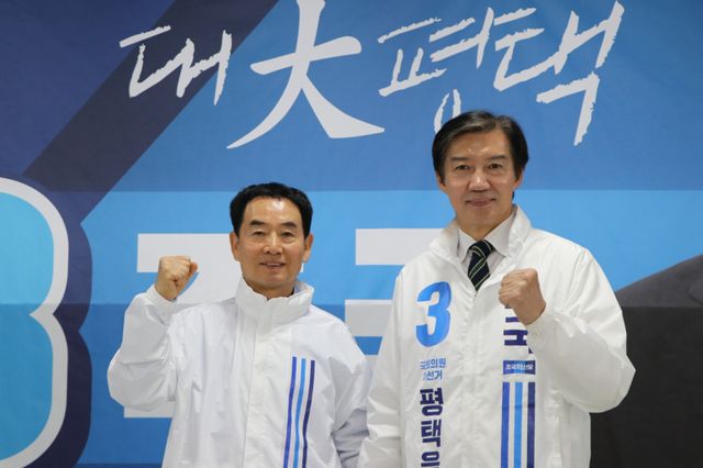 지난 3일 고 이해찬 전 국무총리의 동생 이해만씨(왼쪽)가 평택을 국회의원 재선거 조국 후보 캠프를 찾아 지지 의사를 밝히고 있다. 조국혁신당 제공