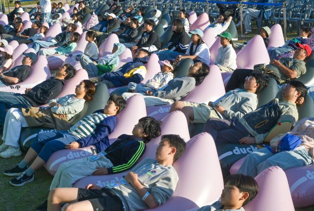 4일 오후 연천군 전곡리 선사유적지에서 열린 구석기축제 불멍대회에서 참가자들이 대형 스크린 속 장작불을 바라보며 휴식을 취하고 있다.조주현기자