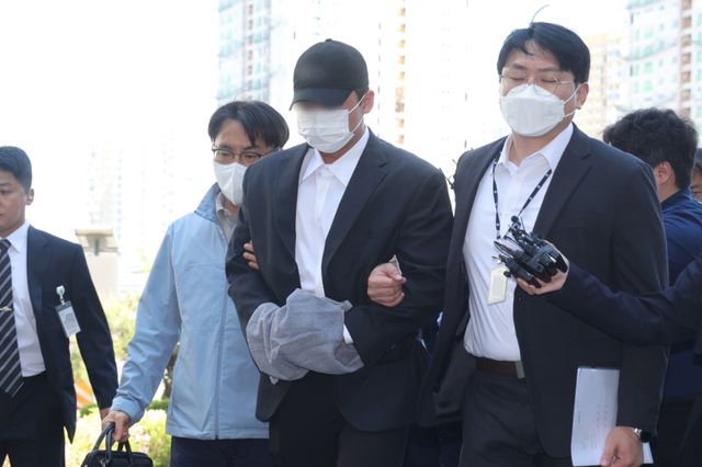 4일 오전 경기도 남양주시 의정부지방법원 남양주지원에서 김창민 영화감독 상해치사 사건 피의자(가운데)가 구속 전 피의자 심문(영장실질심사)을 위해 법정으로 이동하고 있다. 연합뉴스