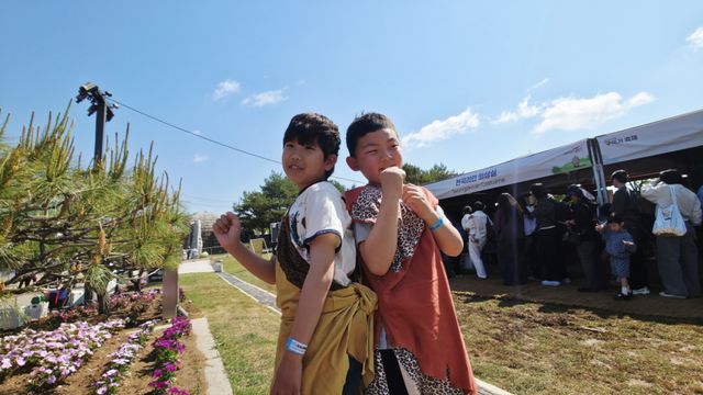 구석기 의상을 대여할 수 있는 전곡리안 의상실을 방문한 이늘해랑, 정대언 군이 “오늘 축제를 재밌게 즐기겠다”며 파이팅을 외치고 있다. 이나경기자