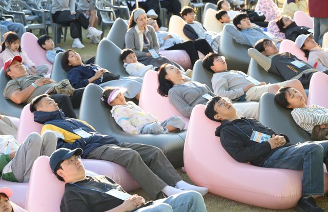 4일 오후 연천군 전곡리 선사유적지에서 열린 구석기축제 불멍대회에서 참가자들이 대형 스크린 속 장작불을 바라보며 휴식을 취하고 있다.조주현기자