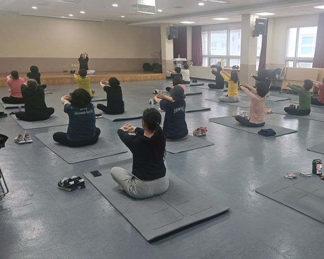 갱년기 비만관리 프로그램 운동에 참여하는 시민들. 부천시 제공