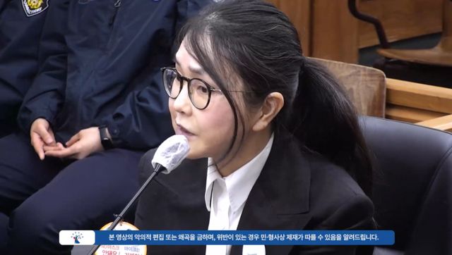 김건희 여사가 지난달 13일 서울 서초구 서울중앙지법 형사합의33부(이진관 부장판사) 심리로 열린 박성재 전 법무부 장관의 내란 중요임무 종사 혐의 사건의 속행 공판에 증인으로 출석해 증언하고 있다. 연합뉴스