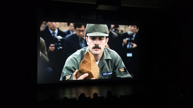 ‘전곡선사 AI 시네마 로드’에서 선보인 AI 영화 ‘전곡리 주먹도끼 : 묻혀 있던 과거를 깨운 돌’ 가운데 주먹도끼를 발견한 그렉 보웬 장면. 전곡선사박물관 제공