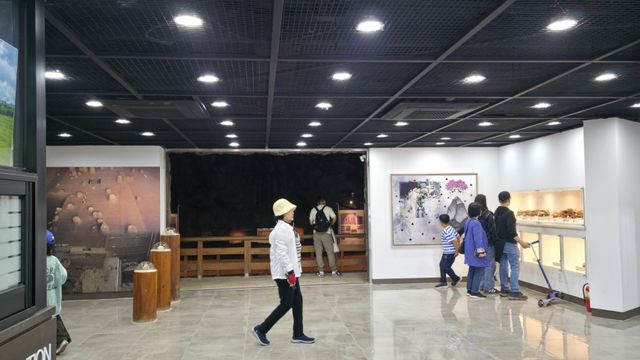 제33회 연천 구석기 축제 방문객들이 토층 전시관의 유물을 관람하고 있다. 이나경기자