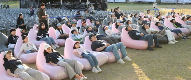 4일 오후 연천군 전곡리 선사유적지에서 열린 구석기축제 불멍대회에서 참가자들이 대형 스크린 속 장작불을 바라보며 휴식을 취하고 있다.조주현기자