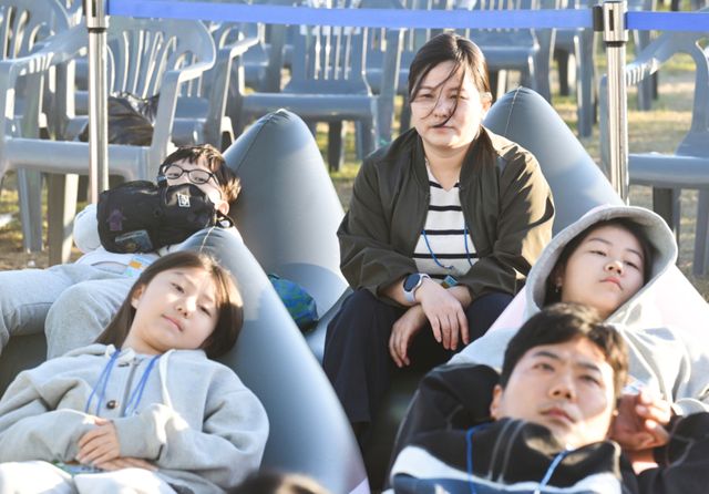4일 오후 연천군 전곡리 선사유적지에서 열린 구석기축제 불멍대회에서 참가자들이 대형 스크린 속 장작불을 바라보며 휴식을 취하고 있다.조주현기자