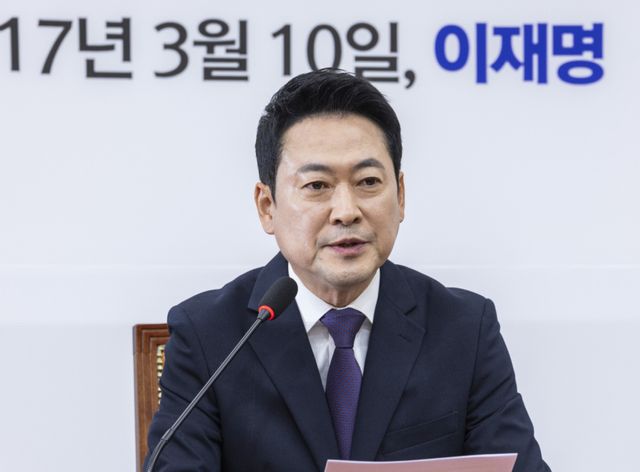 국민의힘 장동혁 대표가 5일 국회에서 열린 기자간담회에서 여권이 추진중인 '검찰 조작기소' 특검 관련해 강력히 비판하고 있다. 연합뉴스