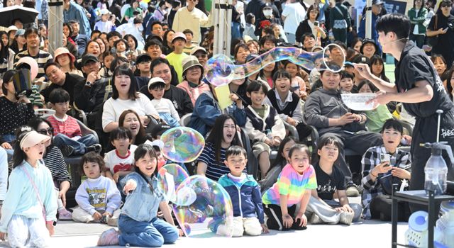 5일 인천 중구 1883 개항광장에서 열린 '인천 개항장 104회 어린이날 기념행사'에서 어린이들이 매직 버블쇼를 보며 즐거운 시간을 보내고 있다. 조병석기자