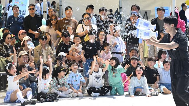 5일 인천 중구 1883 개항광장에서 열린 '인천 개항장 104회 어린이날 기념행사'에서 어린이들이 매직 버블쇼를 보며 즐거운 시간을 보내고 있다. 조병석기자