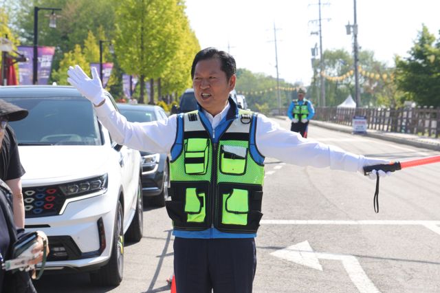 더불어민주당 정청래 대표가 5일 구석기 축제가 열리고 있는 경기도 연천군 선사유적지에서 교통정리 현장 체험을 하고 있다. 연합뉴스
