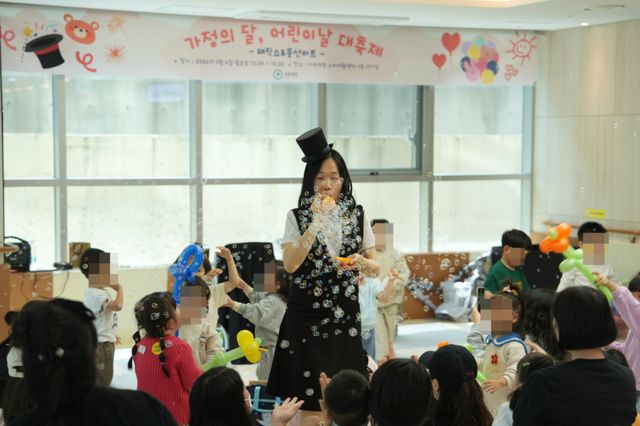 서송병원 소아낮병동에서 어린이날을 맞아 마술쇼를 하고 있다. 서송병원 제공