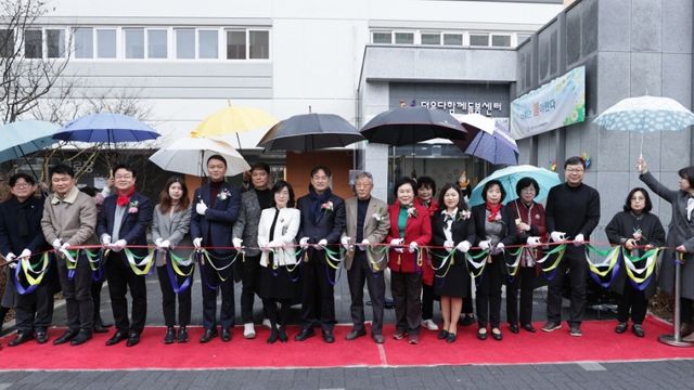 최근 고양특례시 덕양구 덕은동에서 열린 ‘덕은다함께돌봄센터 개소식’에서 참석자들이 테이프를 자르고 있다. 고양특례시 제공