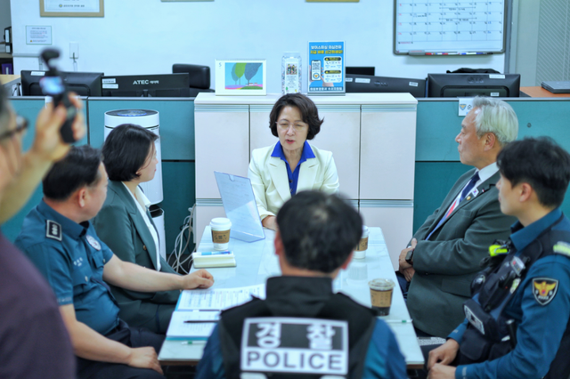 추미애 더불어민주당 경기도지사 후보가 6일 오후 의정부 금오지구대를 찾아 경찰관들을 격려하고 있다. 추미애의원실 제공