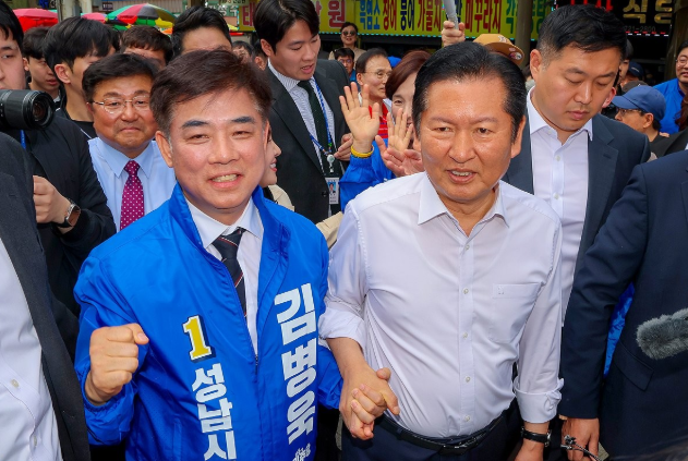더불어민주당 김병욱 성남시장 후보와 정청래 대표가 지난달 19일 경기도 성남시 모란민속5일장을 방문해 시민들과 인사를 나누고 있다. 연합뉴스