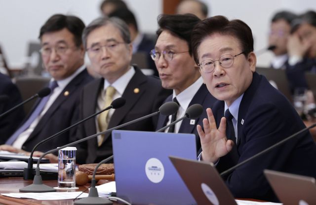 이재명 대통령이 6일 청와대에서 열린 국무회의 겸 비상경제점검회의에서 발언하고 있다. 연합뉴스