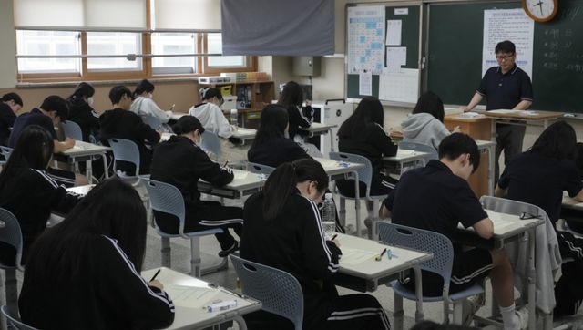 7일 오전 화성특례시 동탄구 동탄고등학교에서 열린 '2026년 5월 전국연합학력평가'에서 고3 수험생들이 1교시 국어영역 시험을 치르고 있다.