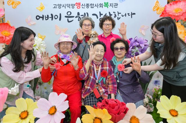 어버이날 하루 앞두고 카네이션 달아드려요 [포토뉴스]