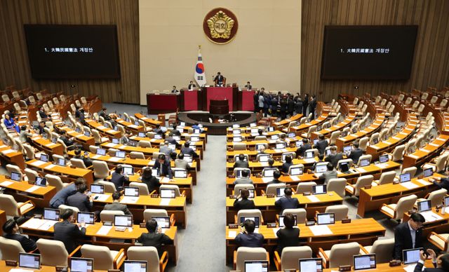 우원식 국회의장이 7일 국회에서 열린 5월 임시국회 제1차 본회의에서 대한민국헌법 개정안이 국민의힘 의원들의 표결 불참으로 의결정족수에 미달해 투표 불성립을 선언하고 있다. 연합뉴스