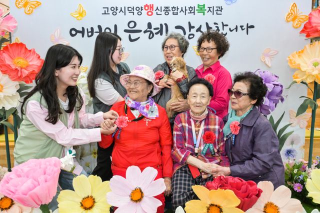 어버이날 하루 앞두고 카네이션 달아드려요 [포토뉴스]