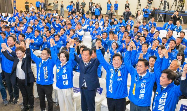 제9회 전국동시지방선거 더불어민주당 경기·인천·제주 공천자대회가 열린 7일 오전 고양특례시 킨텍스에서 정청래 당대표, 추미애 경기도지사 후보, 박찬대 인천광역시장 후보 등 참석자들이 기념촬영을 하고 있다.