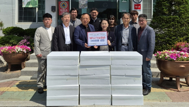 포천시 창수면 행정복지센터에서 지역 축산농가 관계자들이 어버이날을 앞두고 경로당 어르신들을 위한 400만원 상당의 삼겹살을 기탁한 뒤 기념촬영을 하고 있다. 포천시 제공