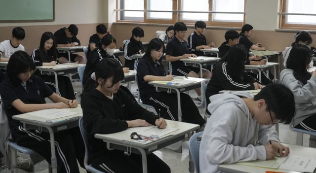 7일 오전 화성특례시 동탄구 동탄고등학교에서 열린 '2026년 5월 전국연합학력평가'에서 고3 수험생들이 1교시 국어영역 시험을 치르고 있다.