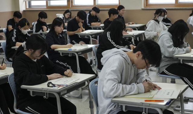 7일 오전 화성특례시 동탄구 동탄고등학교에서 열린 '2026년 5월 전국연합학력평가'에서 고3 수험생들이 1교시 국어영역 시험을 치르고 있다.