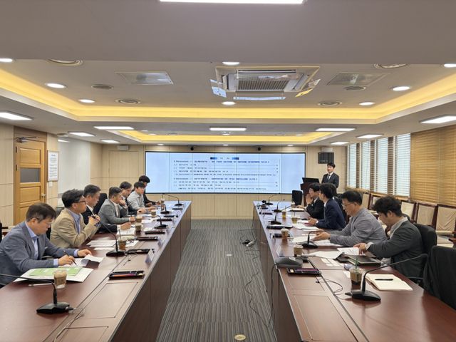 경기도와 한전 경인건설본부가 7일 도로-전력망 공동건설 실무협의체 회의를 하고 있다. 경기도 제공.