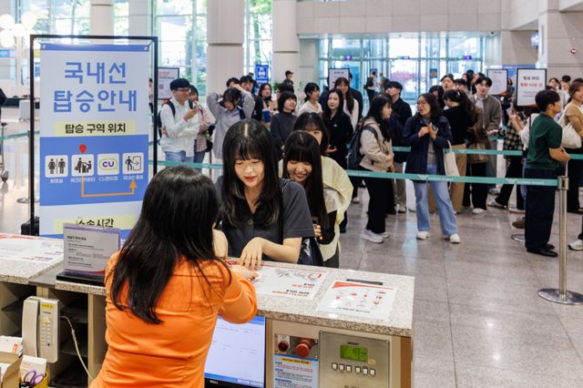 지난 6일 인천공항 제1여객터미널에서 열린 ‘국내선 운영점검 시험운영’에서 가상여객 및 관계자들이 국내선 탑승수속 상황을 가정한 훈련을 하고 있다. 공항공사 제공