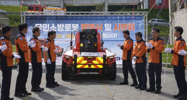7일 오전 용인특례시 처인구 경기소방학교에서 열린 '무인소방로봇 명명식 및 시연식'에서 최용철 경기소방재난본부장과 내빈들이 무인소방로봇 명명식을 진행해 ‘파이로’ 이름을 선보이고 있다. 홍기웅기자