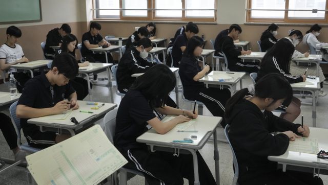 7일 오전 화성특례시 동탄구 동탄고등학교에서 열린 '2026년 5월 전국연합학력평가'에서 고3 수험생들이 1교시 국어영역 시험을 치르고 있다.