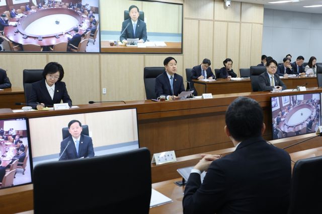 구윤철 부총리 겸 재정경제부 장관이 7일 세종시 정부세종청사에서 열린 민생물가 특별관리 관계장관 TF 회의를 주재하고 있다. 연합뉴스
