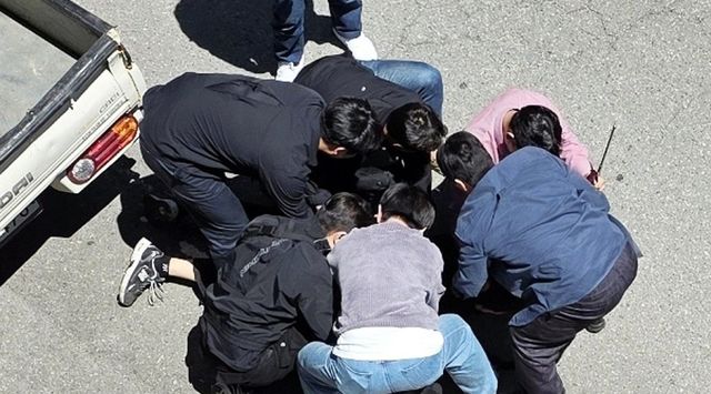 긴급 체포되는 여고생 살인 혐의 피의자. 연합뉴스 제공