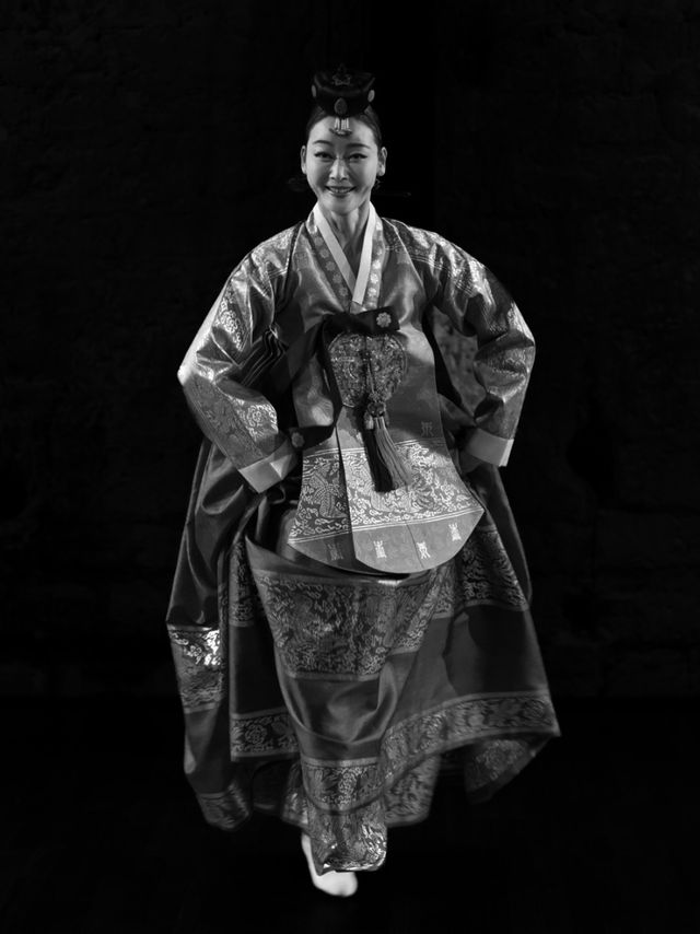프랑스 파리에서 열린 ‘제8회 SOUM 국제무용페스티벌’에서 국립무용단 박미영이 전통춤 ‘박재희류 태평무’를 선보이고 있다. ⓒTimothée SHIN, , SOUM 국제무용페스티벌 제공