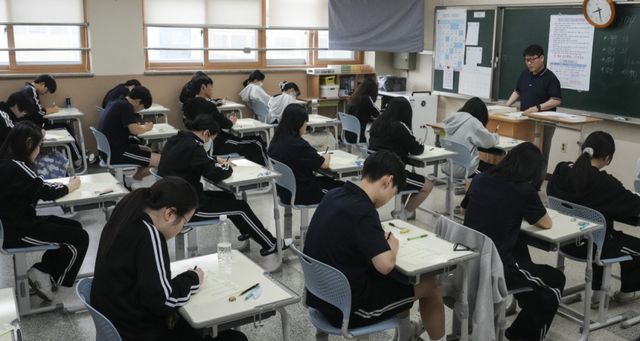 7일 오전 화성특례시 동탄구 동탄고등학교에서 열린 '2026년 5월 전국연합학력평가'에서 고3 수험생들이 1교시 국어영역 시험을 치르고 있다.