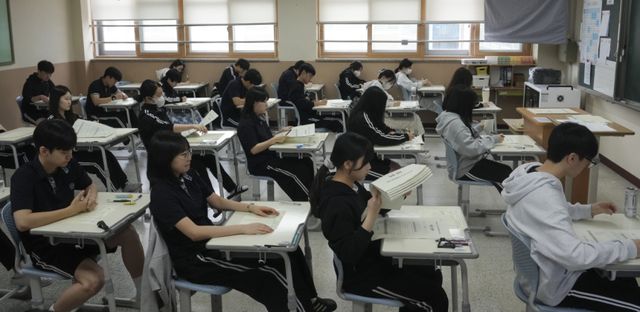 7일 오전 화성특례시 동탄구 동탄고등학교에서 열린 '2026년 5월 전국연합학력평가'에서 고3 수험생들이 1교시 국어영역 시험을 치르고 있다.