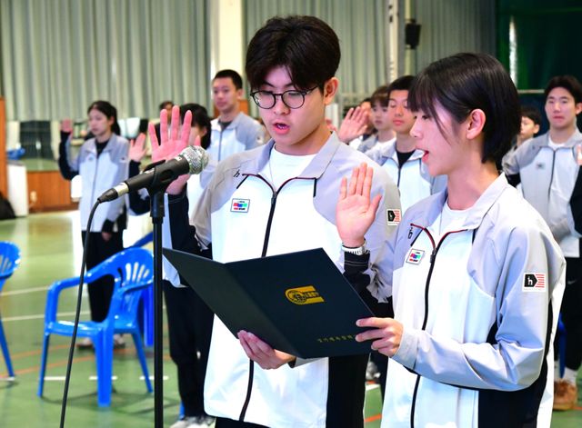 경기체중의 임시율(왼쪽)과 이하늘이 7일 교내서 열린 ‘제55회 전국소년체전 필승다짐식’서 선수대표로 선서를 하고 있다. 경기체중 제공