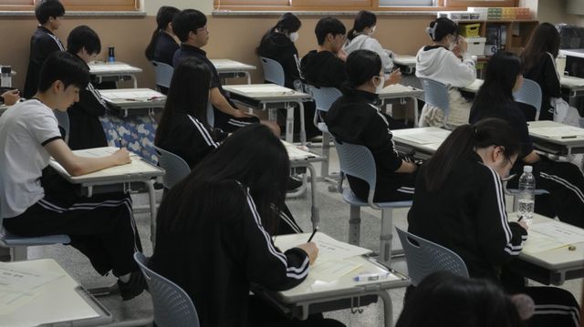 7일 오전 화성특례시 동탄구 동탄고등학교에서 열린 '2026년 5월 전국연합학력평가'에서 고3 수험생들이 1교시 국어영역 시험을 치르고 있다.