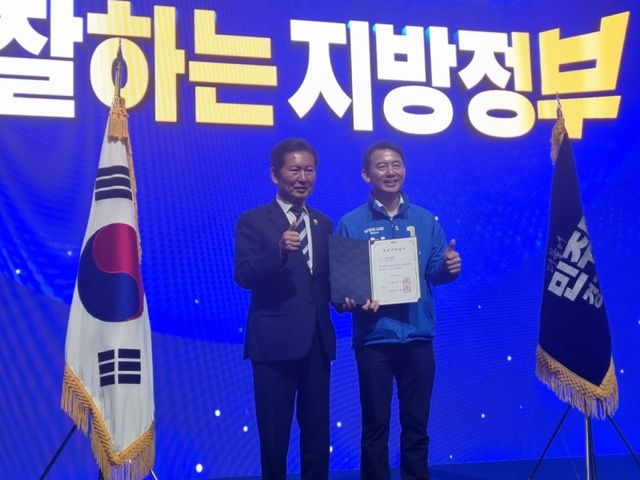 7일 고양 킨텍스에서 열린 더불어민주당 공천자대회에서 최현덕 남양주시장 후보가 정청래 당대표로부터 공천장을 받은 후 기념촬영을 하고 있다. 최현덕 후보 선거사무소 제공
