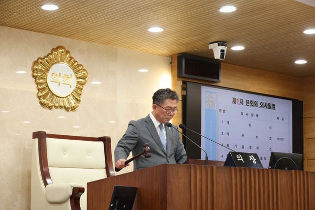 이윤하 평택시의회 의장이 8일 시의회에서 열린 제 263회 임시회 제1차 본회의에서 의사봉을 타봉하고 있다. 평택시의회 제공