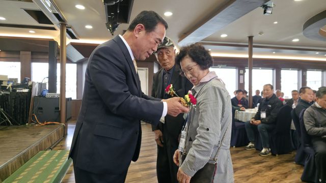 8일 이병권 계양농협 조합장이 계양농협 최고령 조합원 어르신들에게 직접 카네이션을 달아드리고 있다. 장민재 기자
