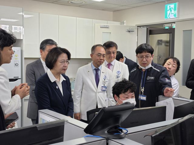 추미애 더불어민주당 경기도지사 후보가 8일 아주대병원 권역외상센터에서 열린 ‘아주대권역외상센터 현안 청취를 위한 현장 정책 간담회’에 참석해 인사말을 하고 있다. 오민주 기자